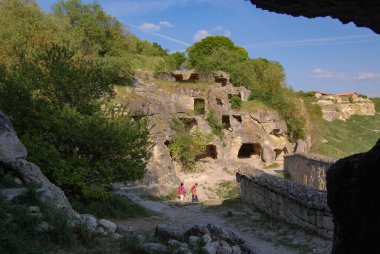 Bakhchisaray, Ukrayna - 05.01.2012: Kırım 'da antik bir mağara kenti. Kayanın içinde oyulmuş odaları görebilirsiniz. Bu odalar antik insanlara ev olarak kullanılıyordu. Eski yerleşim yerleri.