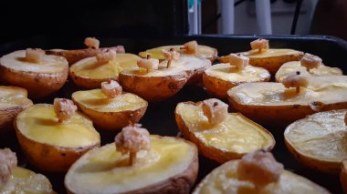 Fırında patates pişirdim. Kibritin üzerine domuz yağı sürülmüş patatesler. Çok lezzetli bir yemek..