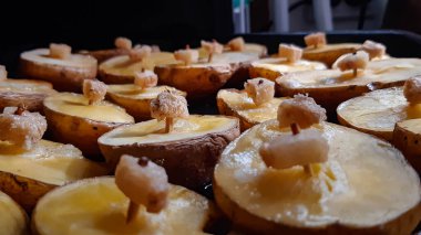 Fırında patates pişirdim. Kibritin üzerine domuz yağı sürülmüş patatesler. Çok lezzetli bir yemek..