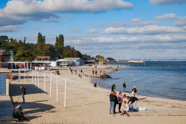 Odessa güneşli bir sonbahar gününde kumsalda. Güneşli bir gün, bir sürü insan dinleniyor. Son sıcak günler.