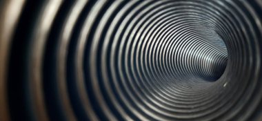 Oluklu tünel. İçeriden bak. Boru hattının kıvrımlı, aydınlatılmış iç kısmı..