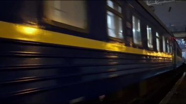 Gece bir yolcu treni hareket ediyor. Koyu mavi bir tren Odessa tren istasyonundan gece kalkıyor..