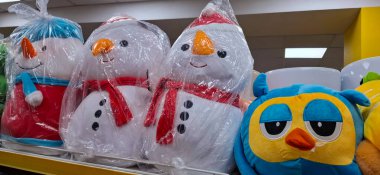 Kardan adam ve kuş şeklinde yumuşak oyuncaklar. Kardan adam ve kuş şeklinde orijinal bir yastık ve battaniye. Tasarım yumuşak bir oyuncağı andırıyor..