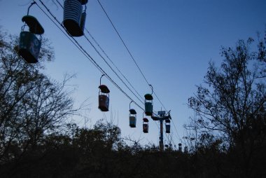 Odessa kablo arabası. Mavi gökyüzünün arka planı, Fransız Bulvarı 'nı Otrada Plajı' na bağlayan teleferiğin kabinleridir..