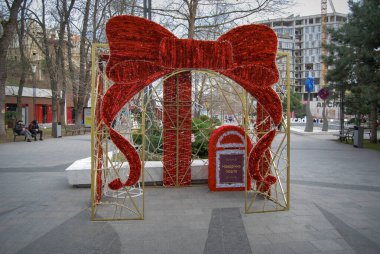 Kırmızı bir fiyonk ve posta kutusu şeklinde yeni yıl kurulumu. Odessa 'da sokağa parlak kırmızı kurdeleli bir çardak kuruldu..