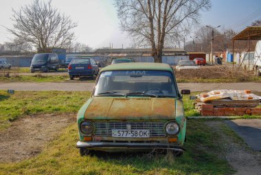 Otoparkta terk edilmiş eski bir araba. Eski Sovyet arabası VAZ 2101 geçen yüzyılın 70 'lerinde üretildi. Yollarda görmek son derece nadirdir, çoğunlukla akortlarda..