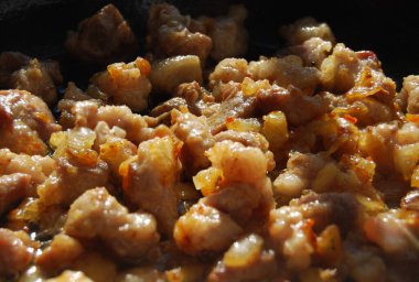 İştah açıcı kızarmış et. Soğanlı tavada kızartılmış et sarımsı altın rengi elde eder..