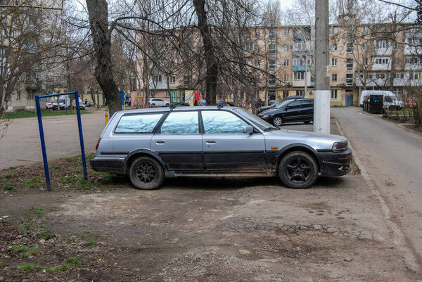 An old silver car.An old car is parked in the yard, attracting attention due to its survivability.