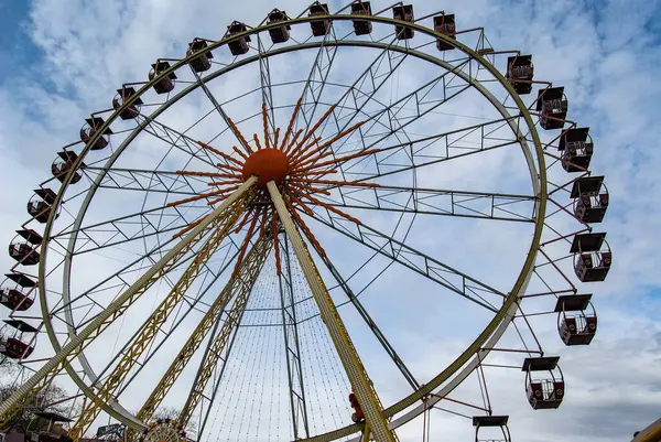 Eğlence eğlencesi dönme dolap. Çalışmayan dönme dolap bulutlu bir gökyüzüne karşı rüzgarda düzgün döner..