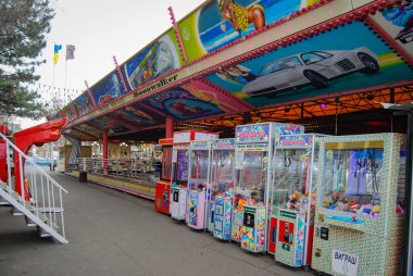 Odessa 'daki lunaparkı. Odessa parkının çeşitli eğlence ve atlıkarıncaları var. Ama soğuk mevsimlerde, hafta içi park ziyaretçileri olmadan boştur..