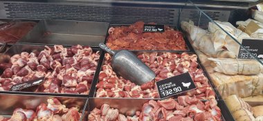 Et ürünleri ile görüntüleme kutusu. Büyük miktarlarda tavuk sakatatı yakın çekim.