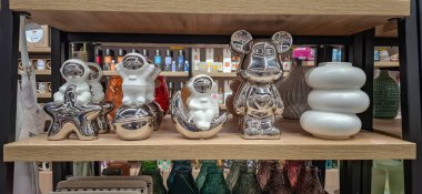 Dekoratif ürünler ve iç aksesuarlar dükkânı. Sergi rafları geniş bir yelpazede iç ürünlerle dolu..