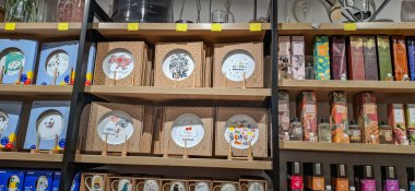 Dekoratif ürünler ve iç aksesuarlar dükkânı. Sergi rafları geniş bir yelpazede iç ürünlerle dolu..