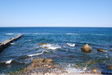 Karadeniz 'in Odessa Körfezi. Bulutlu bir günde, Karadeniz Odessa 'nın kumlu sahillerine küçük dalgalar halinde yuvarlanıyor..