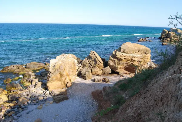 Karadeniz 'in güzel manzarası. Odessa Körfezi' nin doğal kıyı şeridi, deniz dalgalarının karşı karşıya geldiği kaya ve kil parçalarından oluşur..