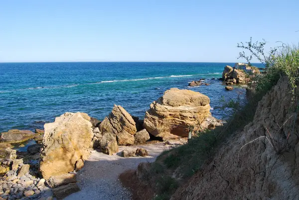Karadeniz 'in güzel manzarası. Odessa Körfezi' nin doğal kıyı şeridi, deniz dalgalarının karşı karşıya geldiği kaya ve kil parçalarından oluşur..