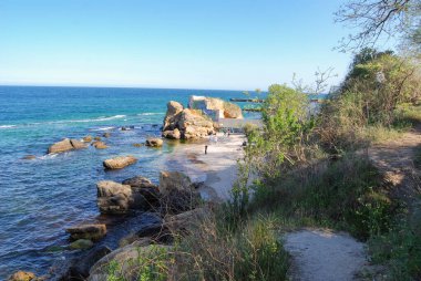 Karadeniz 'in güzel manzarası. Odessa Körfezi' nin doğal kıyı şeridi, deniz dalgalarının karşı karşıya geldiği kaya ve kil parçalarından oluşur..