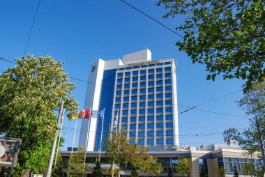 Çok katlı bir otel kompleksi. Modern mimari tasarımı olan çok katlı bir otel binası. Renkli mavi camlı pencereler ve beyaz bir cephe..
