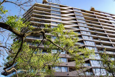 Çok katlı bir otel kompleksi. Eşsiz mimari tasarımı olan, çok katlı, çok katlı balkonlu modern çok katlı bir bina..