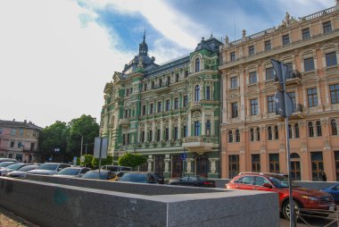 Odessa 'daki Russov evinin parlak yeşil cephesi. 19. yüzyılın sonlarında inşa edilen yapı bir mimari anıttır. Bina, hayırsever Russov 'un emriyle 1897-1900 yılları arasında inşa edildi..