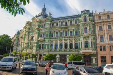 Odessa 'daki Russov evinin parlak yeşil cephesi. 19. yüzyılın sonlarında inşa edilen yapı bir mimari anıttır. Bina, hayırsever Russov 'un emriyle 1897-1900 yılları arasında inşa edildi..