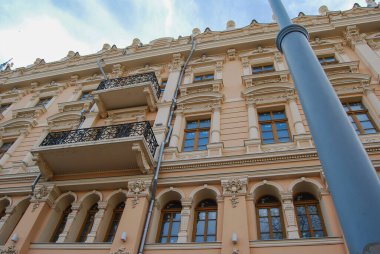 Balkonlu tarihi bir binanın ön cephesi. Eski Odessa 'daki güzel bir binanın altından bak. Lieberman Evi.