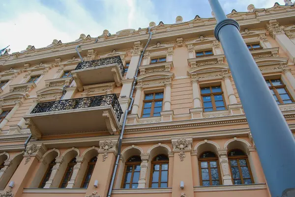 Balkonlu tarihi bir binanın ön cephesi. Eski Odessa 'daki güzel bir binanın altından bak. Lieberman Evi.