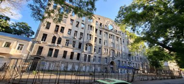 Yanmış bir binanın ön cephesi. Odessa 'daki ekonomi koleji cephesi 2019' da yandı ve 16 kişi öldü..