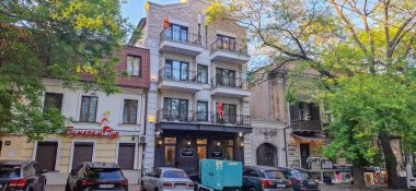 Balkonlu modern bir binanın ön cephesi. Odessa şehrinin eski görünümüne uyumlu modern bir binanın güzel tasarımı. Dekoratif kurbağalar binanın atmosferini dekore eder..