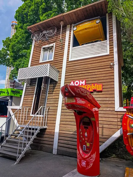 Yaratıcı gösteri evinin altını üstüne getirmek. Tüm nesnelerin baş aşağı durduğu gerçekçi bir ev..