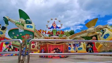 Odessa 'daki eğlence parkı. Dönüşümlü kamaraları olan bir eğlence merkezi..