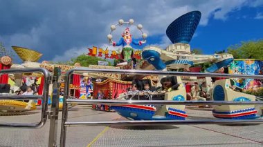 Odessa 'daki eğlence parkı. Dönüşümlü kamaraları olan bir eğlence merkezi..