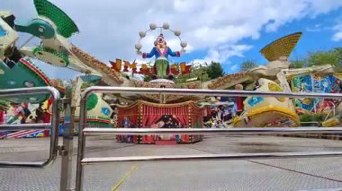 Odessa 'daki eğlence parkı. Dönüşümlü kamaraları olan bir eğlence merkezi..