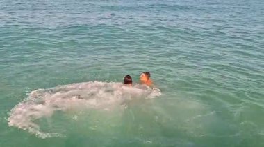 İskeleden suya atlamak. Sahilde toplu eğlence, iskeleden suya dalmak..