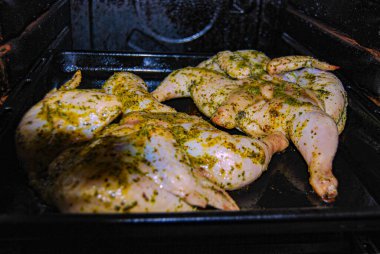 Fırında kızarmış tavuk. Fırında iki tütün tavuğu..