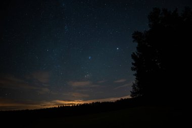 Gece gökyüzünde yıldızlar