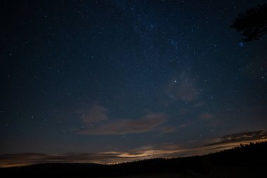 Gece yıldızlı gökyüzü yıldızlı