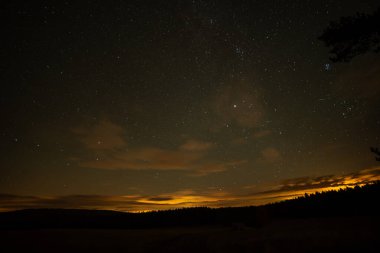 Yıldızlı ve samanyolu gece gökyüzü