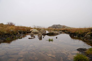 Taşlar ve suyla birlikte dağ gölü.