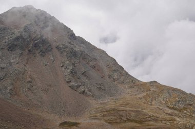 Kafkas dağlarının bulutlardaki dağ manzarası.