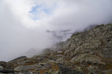 Sisin içindeki dağların güzel manzarası