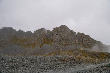 Dağlı ve karlı bir dağ manzarası