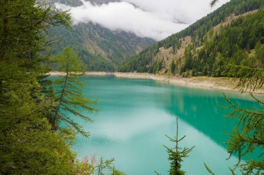 İtalya 'daki güzel göl ve dağlar Alplerdeki lago di braies gölü, dolomitler.