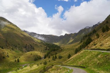 Dağlarda yol