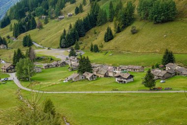 İtalyan dolomitlerinin İtalya 'daki köyünün hava manzarası..