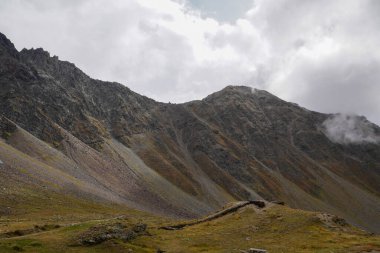 Dağlardaki dağ manzarası