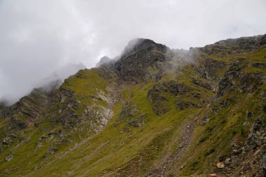 Siste kayalık bir dağ manzarası