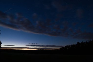 Bulutlar ve yıldızlarla dolu gece göğü