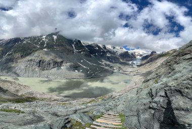 Yazın Avusturya Alpleri - panorama, şelale