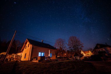 Gecenin karanlığında Haus 'la samanyolu 